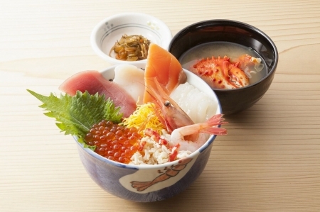 北海道の海の幸を堪能!北のグルメ亭3種の選べる海鮮定食付き