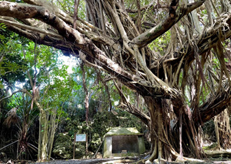 東の御嶽（シヌグ堂）
