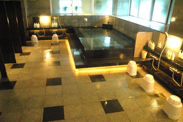 清潔感溢れるマイナスイオンの大浴場と高機能マッサージシャワーで心もからだもリフレッシュ。