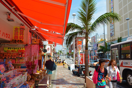 沖縄工芸などのお土産物や沖縄食材の揃う市場、地元料理が堪能できるお食事処など、夜明けまでにぎわう沖縄のメインストリートです。