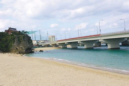 那覇空港まで車で約15分の場所にあるので、「帰る前にもうひと泳ぎしたい」というときに立ち寄れるタウン派ビーチ。