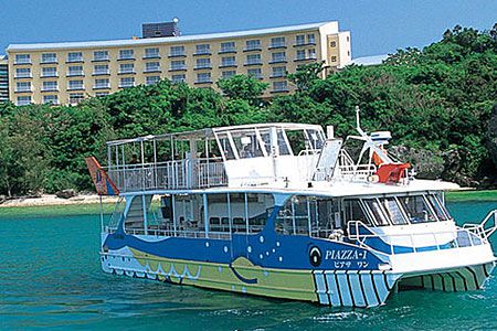 沖縄本島で最も美しいと言われているサンゴ礁を水中展望室からお楽しみください。