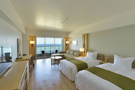 エメラルドビーチの向こうにそびえる伊江島を眺める♪全室バルコニー付のオーシャンビュールームをお楽しみください。