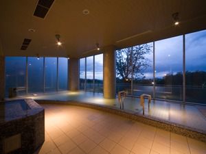 「紫彩の湯」の源泉は、富良野大地の地中1,010メートルにある湯脈。なめらかな肌ざわりの湯が心身の疲れを優しく癒してくれます。開放感ある内風呂は、朝日を浴びながらの入浴が楽しめます。