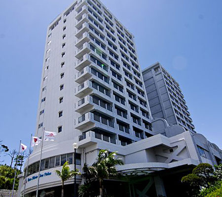 気軽に沖縄ステイを楽しめるコンドミニアムタイプのリゾートホテル。ホテルのある恩納村は沖縄本島の中央に位置するため、本島全域の観光を楽しむのに優れたロケーション。ホテルから5分ほど歩くと白い砂が美しいムーンビーチが広がります。