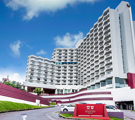 高台に建つホテルの魅力は、沖縄本島の東海岸を一望する開放感たっぷりのロケーション。