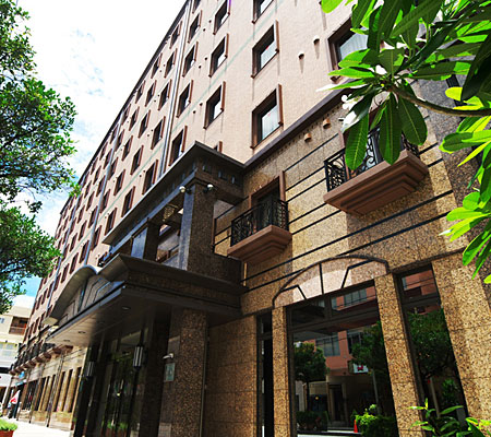 シティホテルのような広々としたお部屋、高級でスタイリッシュなインテリア。那覇市最大の繁華街、松山の中心に立地！