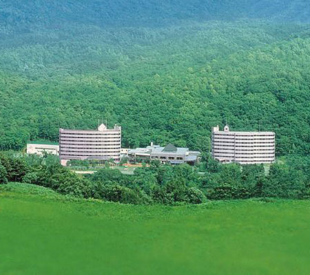 温泉・スポーツ施設・エステ・食事といろいろな施設をご用意。自然の中で休日を満喫できるリゾートホテルです。