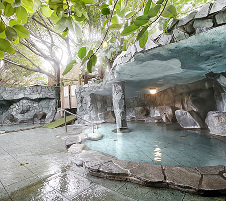 ゆったりとした造りの大浴場は一同に150名様が入浴でき、ゆっくり時間をかけて入浴したいお客様にお勧めです。ゴムの木が茂る露天風呂は南国情緒そのものです。