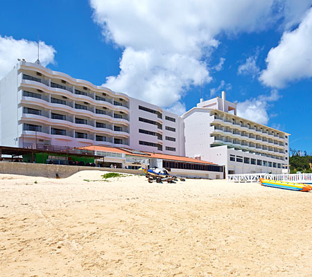 沖縄県今帰仁村のウッパマビーチに建つリゾートホテルベルパライソは全室オーシャンビュー！