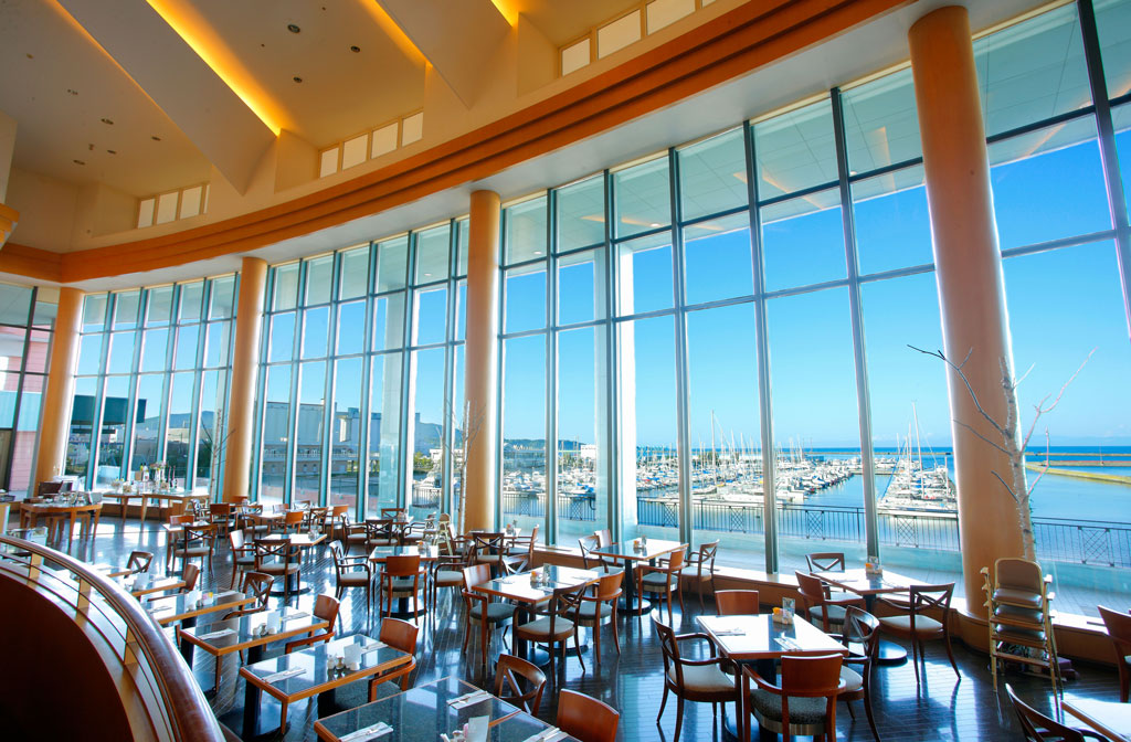 大きな窓の向こうに、小樽港マリーナのパノラマビューを一望できる眺望抜群のシーサイドレストラン。