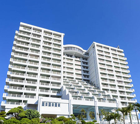 気軽に沖縄ステイを楽しめるコンドミニアムタイプのリゾートホテル。ホテルのある恩納村は沖縄本島の中央に位置するため、本島全域の観光を楽しむのに優れたロケーション。ホテルから5分ほど歩くと白い砂が美しいムーンビーチが広がります。