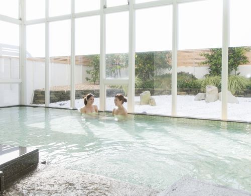 大浴場は広く、開放的な空間となっております。洋風庭園を眺めながらくつろぎのひとときをお楽しみください。