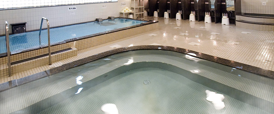 効能豊かな天然温泉は、八百治博多ホテルならではのおもてなし。喧騒を忘れ、至福のひとときをお過ごしください。
