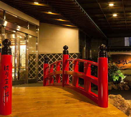 「プロが選ぶ日本のホテル・旅館100選」の料理部門で連続入賞する、料理自慢の宿。