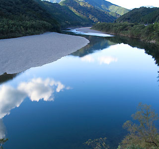 日本最後の清流として有名。高知県の西部を流れる全長196kmの一級河川。四万十川にかかる沈下橋は情緒があり多くの観光客に人気です。