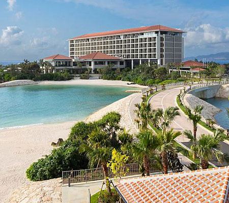沖縄本島屈指のビーチリゾートである恩納村の美しい海に囲まれた瀬良垣島と、沖縄本島が一本の橋で繋がりひとつのリゾートを構成する、ユニークなロケーションを特徴としたリゾートホテルです。