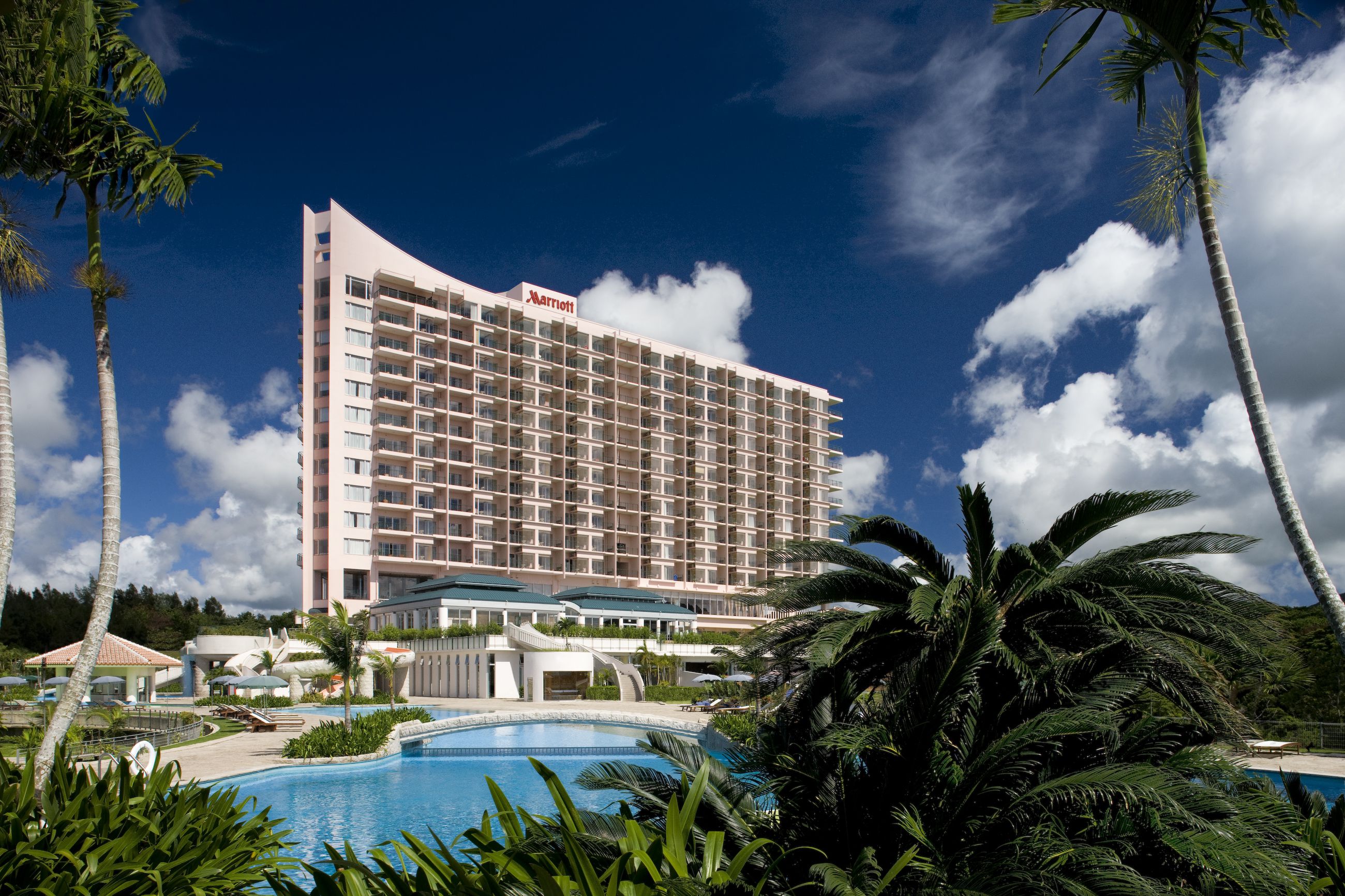 どこまでも碧い海と豊かな樹々に囲まれたグローバルブランドのリゾートホテル。