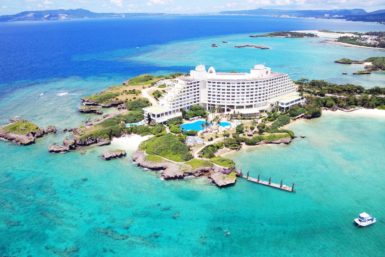沖縄有数の景観地である万座毛を正面に有し、エメラルドに輝く美しい海に回りを囲まれた万座岬に建つ総合リゾートホテル。