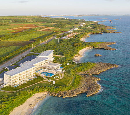 2018年開業！伊良部島は美しい海や緑豊かな自然に恵まれた温暖な気候の島。ホテルは島の南側、サンゴ礁のビーチに面した海岸線に立地します。