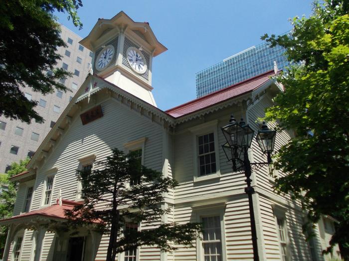 毎正時に鐘の音が街に時を告げる、現存する日本最古の時計塔！札幌市を代表する名物スポットです。