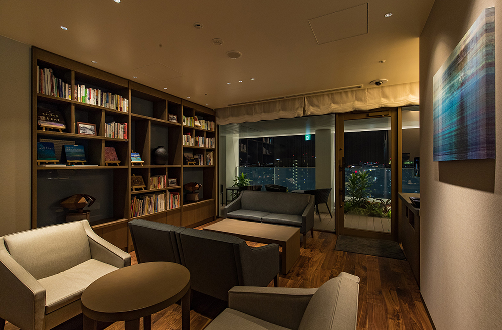 最上階に設けたくつろぎの空間であるライブラリーラウンジ。沖縄や九州、旅にまつわる本も取り揃え、コーヒーを飲みながらゆっくりとお過ごしいただけます。