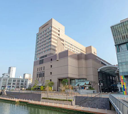 演劇・アート・グルメ・ショッピングスポットを兼ね備えた複合施設・博多リバレインに位置し、中洲川端駅直結なので交通至便です。