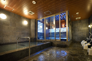 最上階には、露天風呂付きの大浴場があります。開放的なお風呂でリラックスしていただくのと同時に、周辺に高い建物が少ないことから博多の街並みや福岡空港の飛行機などの眺望をお楽しみいただくこともできます。