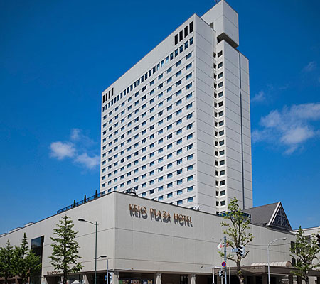 JR札幌駅から徒歩5分。北大植物園や北海道大学に隣接した自然豊かな環境に位置する地上23階の高層ホテル。