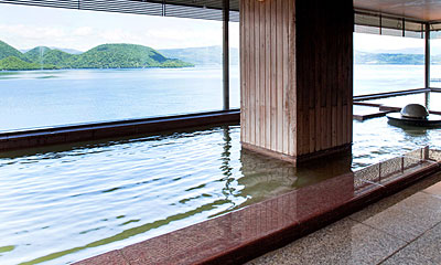 最上階9階の大浴場からは、雄大な洞爺湖の景色を眺めながら贅沢な湯浴みをご堪能頂けます。\r\n