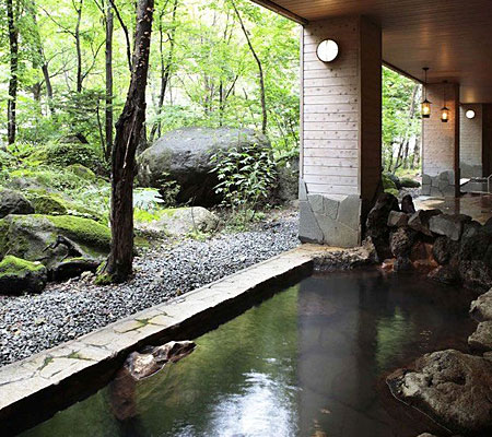 岩がテーマの大浴場です。 大きな窓からは木漏れ日が差し込み、森林浴をしている気分にさせられます。