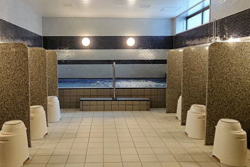 旅の疲れを癒してくれる人工温泉大浴場を完備。無料でご利用頂けます。