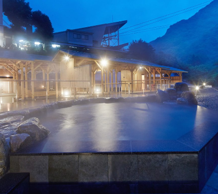 西日本最大級の大露天風呂から臨む美しい自然のパノラマに囲まれて、心ゆくまでおくつろぎください。