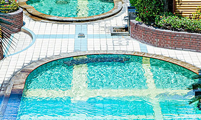 源泉57.6度の天然温泉を利用したホットタブ、20mの屋外プール、お子様用プールをご用意。(8/1～9/22営業)