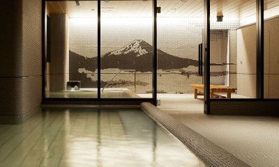 清潔感あふれるモダンな空間でありながら、タイルアートで富士山を描くなど、気持ちを癒してくれる和の風合いもプラス。広々とした内湯と、心地良い風を感じられる外湯、ふたつの湯をお楽しみいただけます。