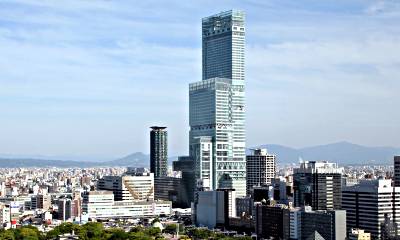 地上300m！西日本一の高さを誇る超高層複合ビル。広く大阪を一望でき、まさに晴れ晴れとした気分が味わえます。