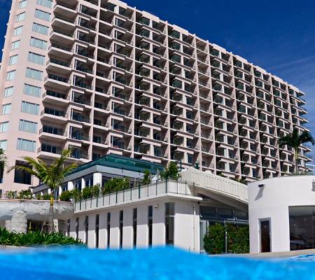 沖縄県名護市（恩納村）にあるグローバルブランドのリゾート ホテルです。県内最大級の広さを誇るプールと、 全室オーシャンビューの広い客室で、南国の優雅なステイをご提供します。