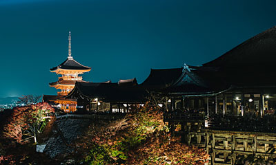 本堂の前面に張り出すように広がる桧舞台は、清水寺に数ある建造物のなかでももっとも有名です。京都の街を眼下にする眺めは見事です。