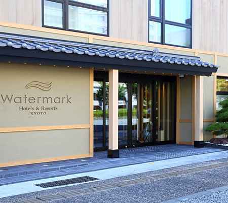 京都観光の拠点に便利な五条駅至近。「水」へのこだわりとしてプレミアムな水「ファイテンウォーター」を全ての水に採用した世界で初めてのホテル。