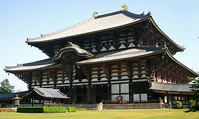 奈良の大仏さまで知られる奈良時代創建の代表的な寺院で、都である平城京に全国の国分寺の中心として建立されました。大仏殿は世界最大級の木造建造物です。