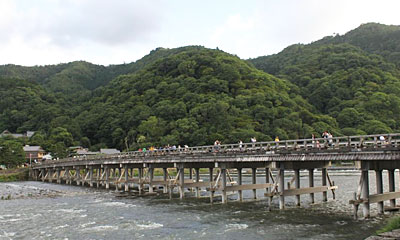 嵯峨野と嵐山を隔てて流れる桂川に架かる橋。嵐山を代表する観光名所であり、春と秋を中心に多くの観光客で賑わい、12月には嵐山花灯路で、夕方から夜にかけて橋がライトアップされます。