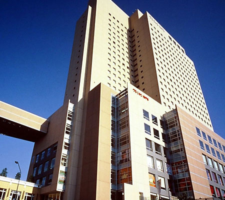 ベイエリアに広がる近未来都市「みなとみらい21」のエントランスに位置する横浜桜木町ワシントンホテル。