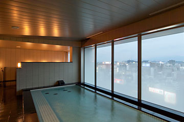 14階の最上階から夜景を眺めながらの湯浴み。心と身体を解きほぐす最高の癒やし空間。