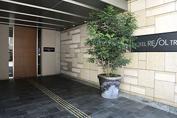 ホテル1階には24時間営業のファミリーマート併設。