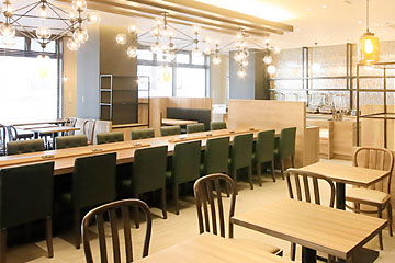 全92席のレストランはカウンター、テーブル、BOX席など席の種類も豊富で広々とご利用いただけます。