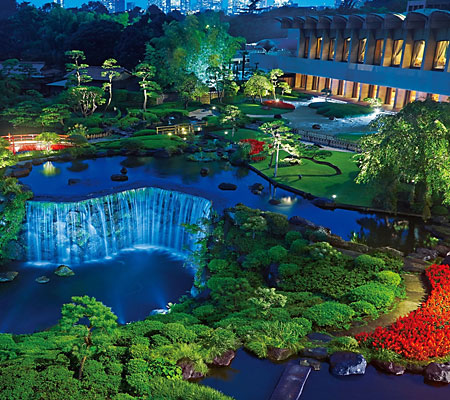 環境に配慮したLEDを使用し風情のあるライティングで、400年の歴史を有する日本庭園を四季折々、「光のおもてなし」で演出します。