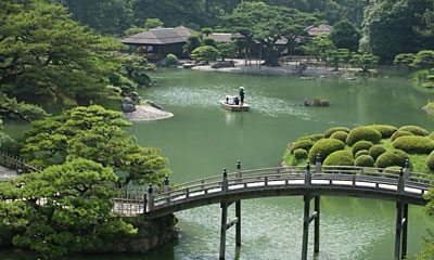 日本三名園に勝るとも劣らない庭園。木や石に風雅な趣があるともいわれており、国の特別名勝に指定されている庭園の中で最大の広さをもつ。