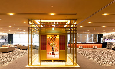大阪城をコンセプトに、黄金の茶室や四季で表情を変える花や映像が皆様をお出迎えします。