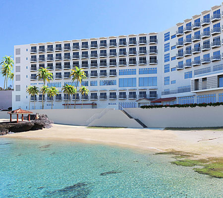 美しい珊瑚礁の海が目の前に 広がる落ち着いた雰囲気のホテル