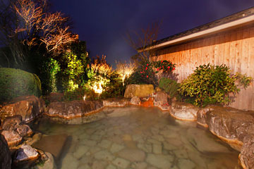 庭園露天風呂付き大浴場。手足を伸ばしてゆったりと寛げる広々とした大浴場と美しい日本庭園に囲まれた露天風呂。